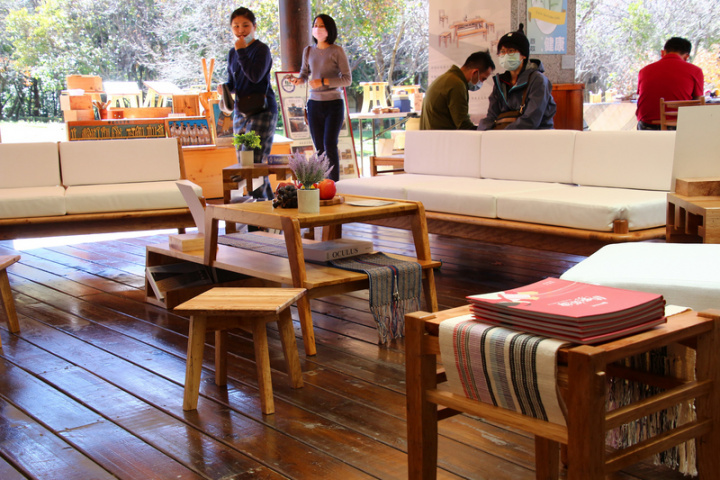 南投林管處委託嘉義大學辦理國產闊葉樹木材商品開發研究，將國內常見闊葉樹依木材不同特性設計製作商品，16日起至民國111年1月14日在奧萬大森林園區自然教育中心展出，邀民眾實際體驗。（南投林管處提供）