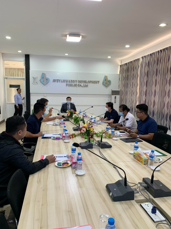 大使與DICA主任等人於伊洛瓦底開發公司會議室就各項議題交換意見