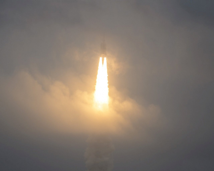 美國太空總署詹姆斯·韋伯太空望遠鏡25日上午在南美洲東北海岸，在一架火箭的運載下發射升空，開啟了天文學的新時代。(圖：NASA)