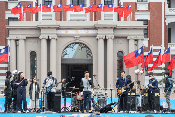 「中華民國111年元旦總統府升旗典禮」30日下午彩排，這次活動主題以向醫護致敬為主，上午5時開始，凱道上的重頭戲是向醫護致敬演唱會。圖為由急診醫師組成的樂團「重症搖滾」彩排預演。