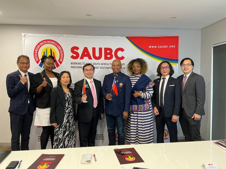 駐南非代表處促成我外貿協會(TAITRA)及台灣非洲經貿協會(TABA)分別與「南非聯合企業總會」(SAUBC)簽署合作備忘錄拓展在非商機並深化台斐經貿交流