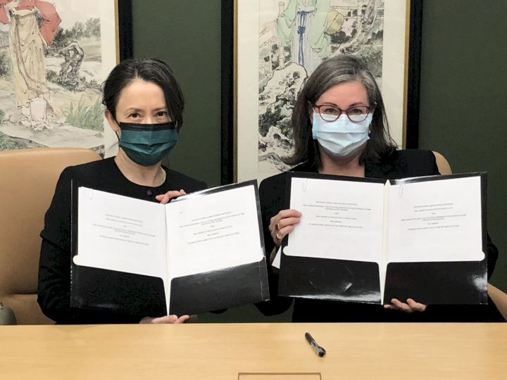 駐美代表蕭美琴與美國在台協會執行理事藍鶯分地區進行穩定化援助協議」