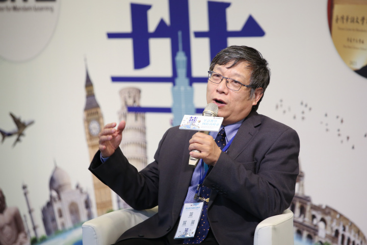 僑委會「華語教學國際高峰會」中關於華語文智能產業介紹，由財團法人資訊工業策進會數位教育研究所張育誠代所長進行對談。（林仕傑／大紀元）