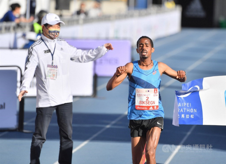 Demeke Kasaw Biksegn crosses the finish line in the Taipei Marathon
