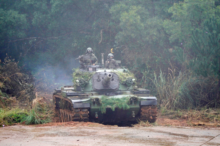 陸軍裝甲兵訓練指揮部21日舉辦「戰車排專精訓練」媒體參訪活動，展示戰車性能及火力。