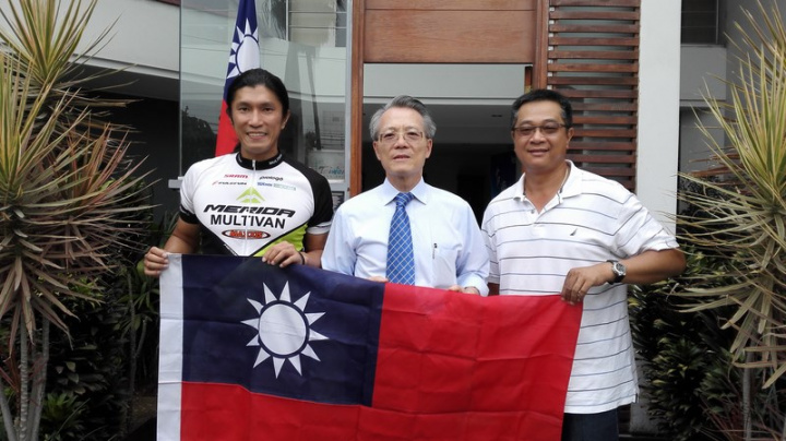 Jaime Wu (center) welcomes Taiwanese cyclist Jacky Chen (left) to Peru when Wu was serving as Taiwan's representative to Peru. CNA file photo courtesy of Wu