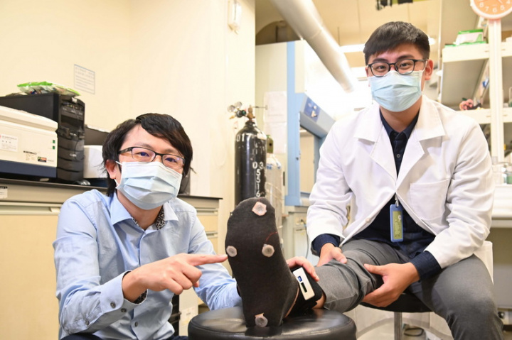 國立清華大學生物醫學工程研究所教授林宗宏（左）研發出「自驅動感知系統」，應用在足壓偵測鞋墊上，可診斷並追蹤病患復健情況。（清大提供）
