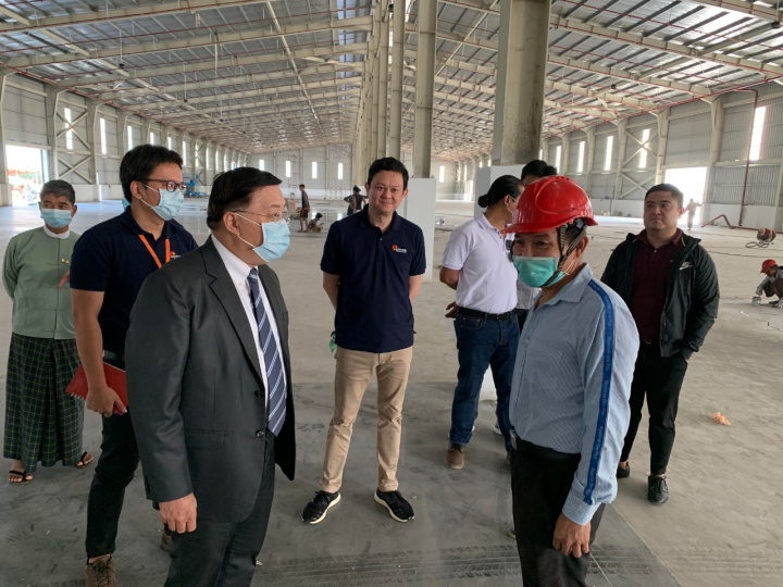 李大使與臺商(緬甸億合工程)公司代表鄭總工程師(紅帽)交換意見