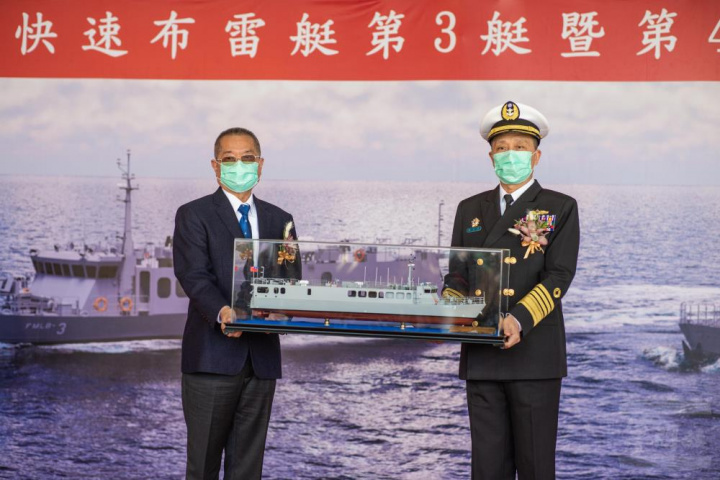 黃董事長將布雷艇模型贈予劉司令。