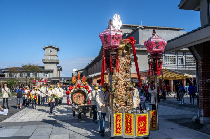  傳藝中心於11日上午舉行北管出陣迎神綵街暨開幕活動，復刻傳統廟會情境，熱鬧滾滾。