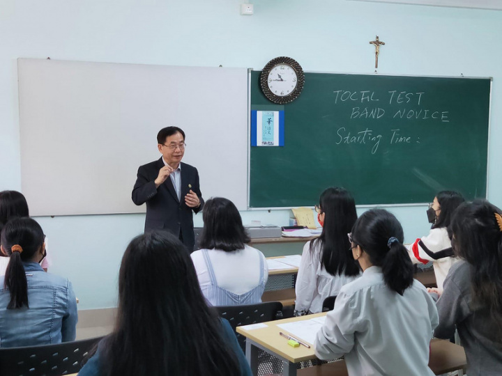 中華民國駐印度代表處教育組11日首度在印度東北部省分辦理華語文能力測驗，駐印度代表葛葆萱到場為學生加油。（駐印度代表處教育組提供）