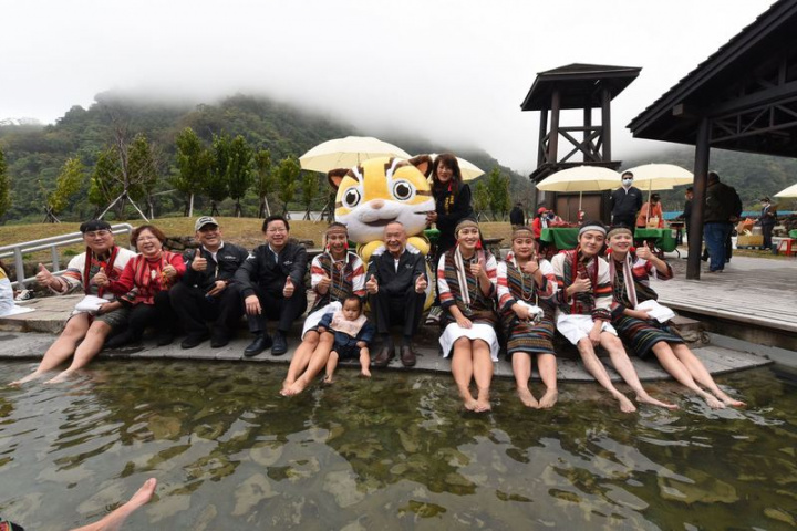 苗栗縣泰安鄉溫泉區以「美人湯」碳酸氫鈉泉著稱，又有得天獨厚山林美景，縣府在泰雅文物館旁新建溫泉煮蛋池及泡腳區（苗栗縣政府提供）