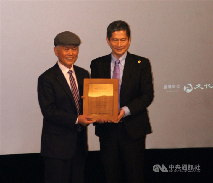 Minister of Culture Lee Yung-te (right) and Chen San-huo. CNA photo Dec. 11, 2021
