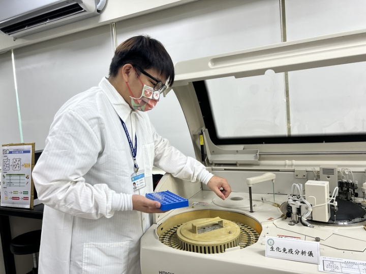 近年因毒品型態多樣性，致使檢驗難度提高，屏東縣濫用藥物檢測實驗室13日揭牌啟用，配置全自動生化分析儀等，未來將漸進購置各項新型精密檢驗儀器，以強化毒品檢驗設備。