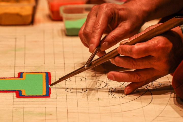 2021西藏文化藝術節壓軸活動「一沙一世界－沙壇城藝術展演」28日在國父紀念館登場，邀請在台藏僧現場實地繪製「沙壇城」。