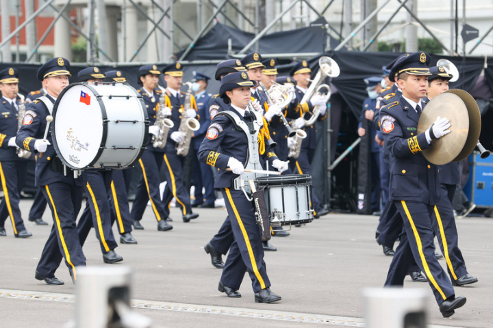 「中華民國111年元旦總統府升旗典禮」30日在總統府前進行總彩排，三軍樂隊練習走位，力求完美演出。