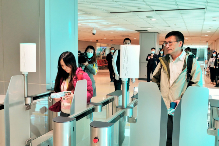 桃園國際機場公司15日起在第二航廈全面試辦「One ID臉部辨識系統」，年滿20歲的旅客可於第二航廈9號與18號報到櫃檯、近10號與17號報到櫃檯的自助報到機以及安檢口閘門建立資料，進入管制區後於試辦的C6、D5登機門，透過One ID掃描臉部特徵後快速通行登機
