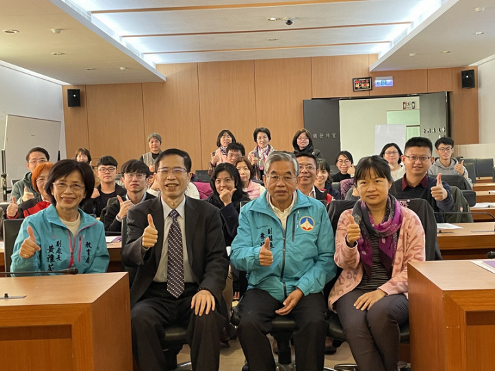 金門縣政府教育處13日與國立台灣師範大學簽訂「SmartReading適性閱讀平台」合作協議，為協助金門縣試辦學校能快速上手，縣府與台師大簽約後，隨即辦理智慧閱讀SR工作坊，邀請學校教師等人參與。