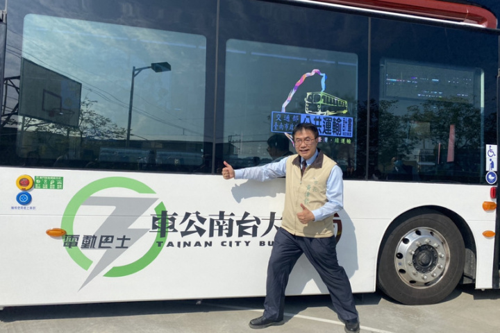 台南市政府交通局12日在佳里區舉辦大台南公車棕幹線電動公車啟航典禮，台南市長黃偉哲（圖）介紹台南市電動公車識別LOGO。（台南市交通局提供）