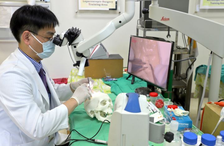 台灣科技大學機械系團隊與三軍總醫院腦神經外科醫師劉偉修合作，開發仿生腦癌模擬器，可提供腦神經外科醫師作為模擬手術演練。（台科大提供）