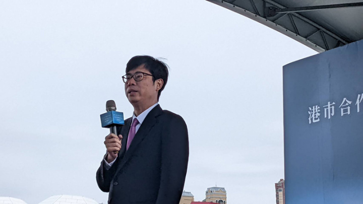 高雄港區土開公司26日與亞果遊艇簽約，將在高雄流行音樂中心珊瑚礁群室內空間與前方水域3.26公頃打造84席國際級遊艇泊位。高雄市長陳其邁表示，相信未來愛河灣能成為全台離市區最近的遊艇停泊區。