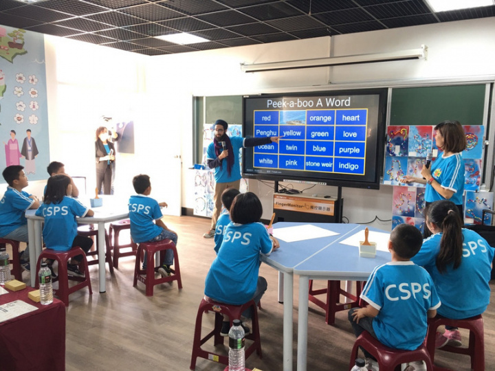 澎湖縣政府教育處17日舉辦「國際雙語教育成國展」，馬公國中、澎南國中、合橫國小、中山國小等4校學生全程以英語對話溝通、演出，獲得高度評價。（澎湖縣政府提供）