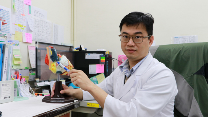 陽明交大生物醫學工程學系教授鍾次文、台北榮總心臟內科主治醫師胡瑜峰（圖）帶領團隊開發研究，將蠶絲純化製成蠶絲蛋白凝膠，注射到小鼠心臟後，證實可讓原本不會跳動的心肌細胞，轉換為可放電跳動的起搏器節律細胞。（陽明交大提供）