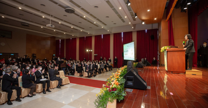 總統出席「110年公務人員傑出貢獻獎表揚大會」