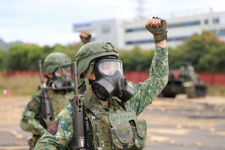陸軍15日表示，已開始換裝新式雙濾毒罐型T3-102防毒面具，可阻絕神經、血液等氣、液態的化學戰劑，規劃民國116年完成換裝