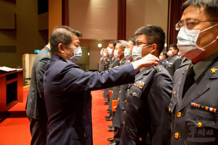 國防大學校長張哲平上將為晉任人員授階。