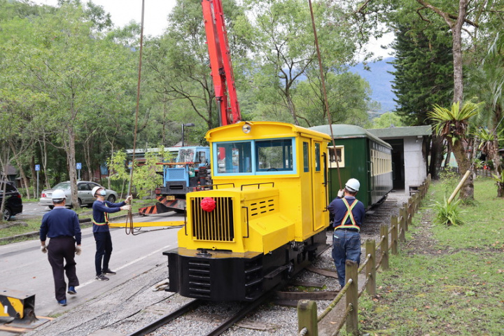 花蓮林田山林業文化園區的鎮園之寶－機關車，經送修後，20日煥然一新回家，機關車黃色的L型車頭， 因外型奇特，深受火車迷喜愛，暱稱這款日本加藤製作所生產的機關車為「加藤君」。