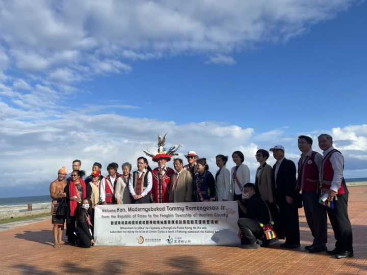 原住民族委員會邀請帛琉共和國前總統暨雅拉爾德州傳統領袖雷蒙傑索（左8）訪台參與南島民族論壇，特別安排5日至花蓮縣豐濱鄉交流