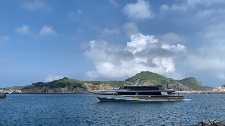 根據馬祖連江航業有限公司最新公告，111年1月1日 起，連江縣莒光、東引離島航線調整票價，非設籍連 江縣的旅客票價調漲約新台幣50元，設籍乘客因縣府 補助票價不變。