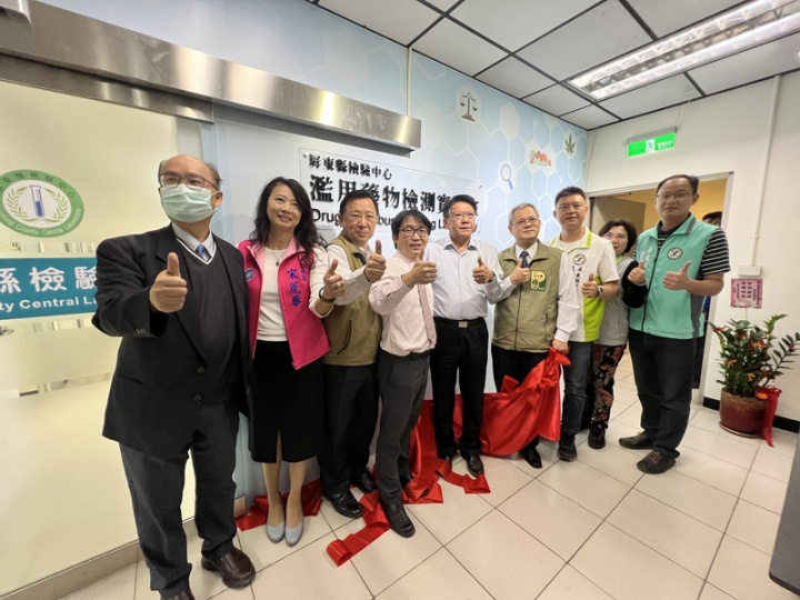 屏東縣斥資新台幣3500萬元打造「濫用藥物檢測實驗室」，13日舉行揭牌啟用典禮，縣長潘孟安（左5）等人出席。