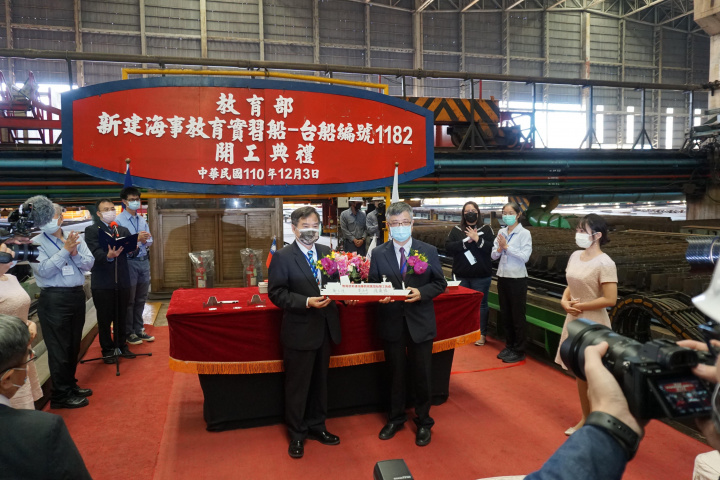 教育部新建海事教育「御風」實習船開工典禮_台船致贈次長紀念品