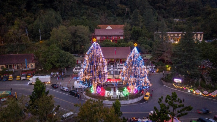 交通部觀光局參山國家風景區管理處7日晚間在梨山賓館前舉行「山谷燈光節」開燈儀式，點亮兩棵高28公尺的耶誕樹，為台灣祈福。（參山處提供）