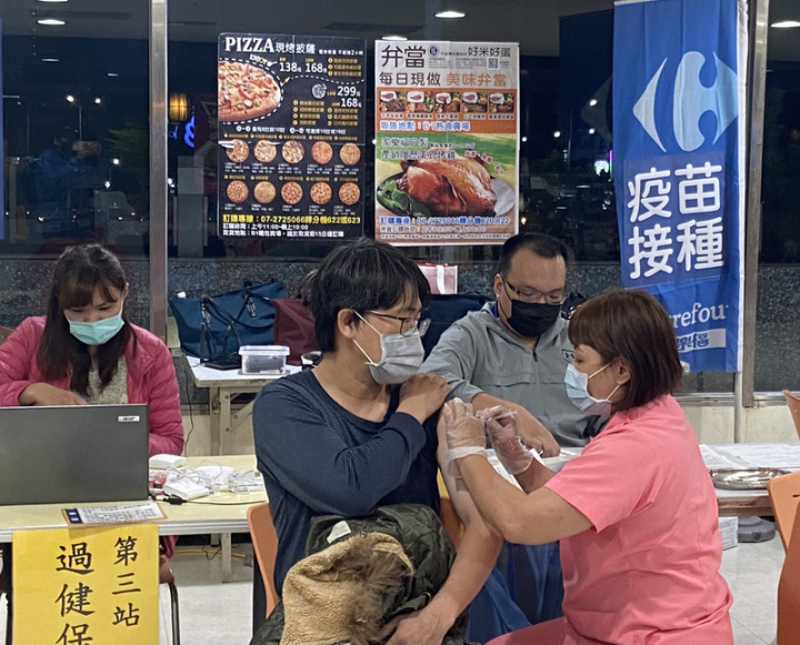 11月「日經COVID復甦指數」6日發布，台灣和馬爾他並列第4名，在亞太國家當中位居第一。圖為高雄一處賣場設立疫苗施打站。
