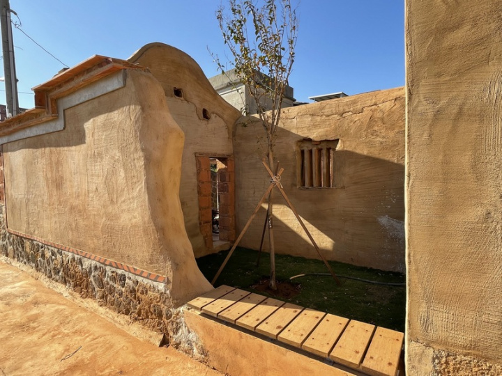 不讓金沙鎮的「沙美摩洛哥」專美於前，金門金湖鎮瓊林聚落頹屋最近完成整治，並打造木製座椅，民眾可以坐在椅子上休憩，遙想閩南傳統建築結構之美。