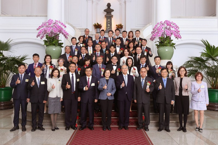 總統與中華民國第44屆、海外華人第30屆創業楷模暨創業相扶獎得獎人合影