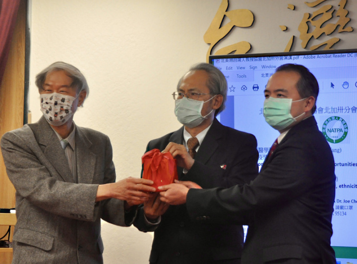 在駐舊金山辦事處處長賴銘琪（中）見證下，北美洲台灣人教授協會北加州分會現任會長葉俊雄於美西時間18日把印信交接給新任會長史丹佛大學學者王智弘（右）