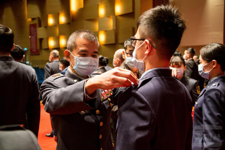 國防大學副校長張捷中將為晉任人員授階。