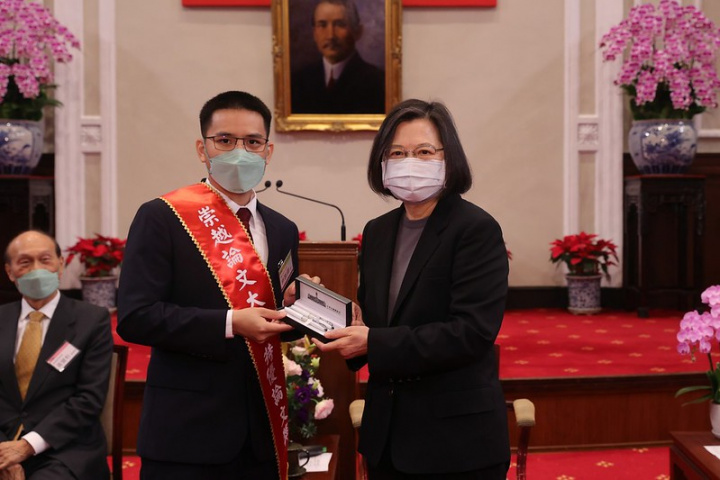 蔡英文總統23日上午接見「2021第14屆崇越論文大賞特優及優等論文得獎博碩士生及主辦單位」