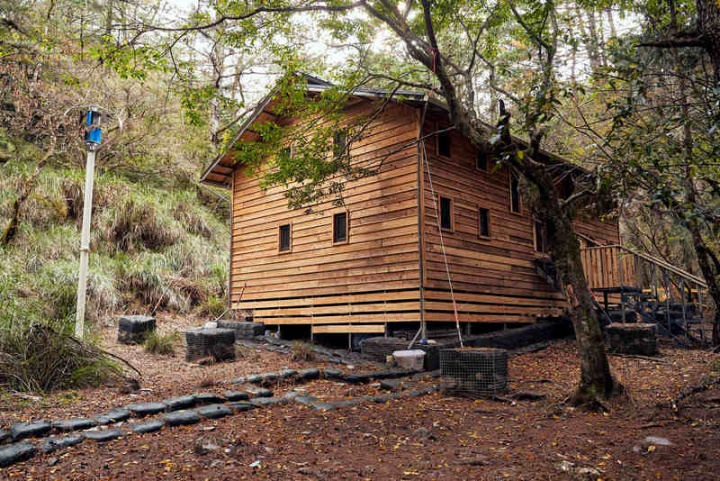 太魯閣國家公園管理處在屏風山路線上興建屏風避難山屋，民國111年1月10日起開放，由於位處高山，興建過程及維護管理不易，呼籲山友維護國家公園珍貴生態景觀與設施。（太管處提供）