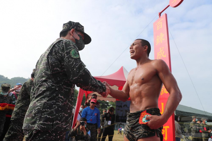 指揮官王中將授予兩棲偵搜大隊臂章，成為合格的「兩棲蛙人」 。