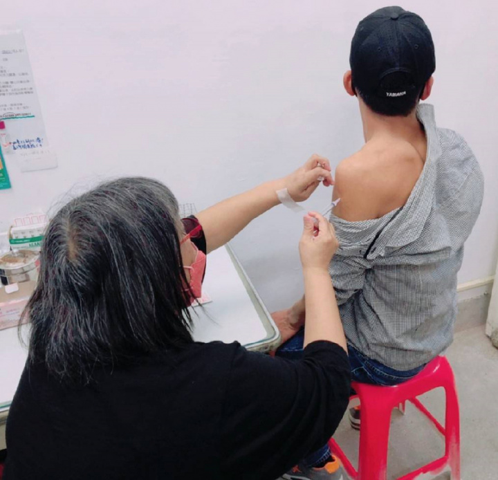 移民署台東專勤隊17日表示，移民署推動「逾期停（居）留外來人口安心接種COVID-19疫苗公費專案」，鼓勵逾期外來人口儘速接種疫苗，目前已協助43人施打。（移民署台東專勤隊提供）