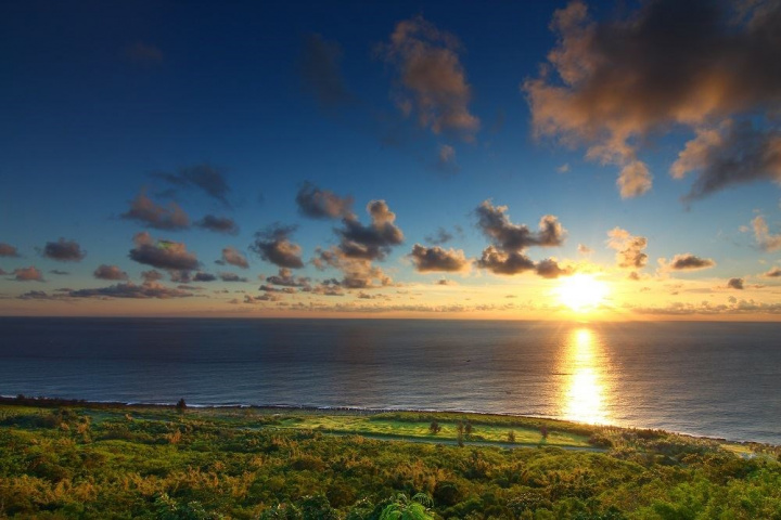關山夕照名列恆春八景，也被CNN評選為世界12大夕陽美景之一，但民眾31日能否欣賞絕美日落將視海面雲霧而定。（圖取自恆春鎮公所網頁pthg.gov.tw）