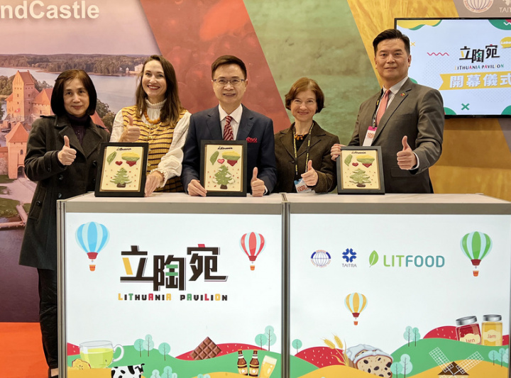 TAITRA Chairman James C. F. Huang (center) attends the opening of the Lithuanian pavilion at the Foos Taipei trade show. CNA photo Dec. 22, 2021