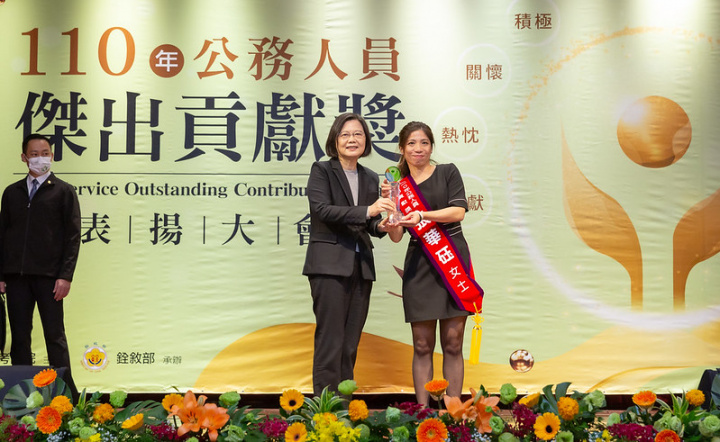 蔡英文總統14日下午出席「110年公務人員傑出貢獻獎表揚大會」