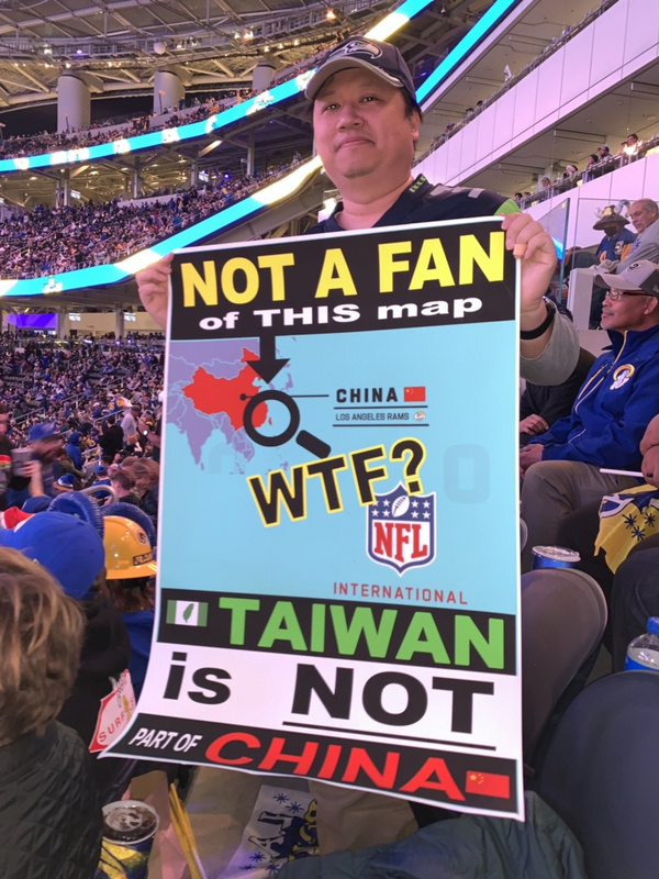 台灣僑民吳兆峯（圖）21日帶著標語到職業美式足球聯盟（NFL）洛杉磯公羊隊（Los Angeles Rams）主場抗議NFL地圖把台灣跟中國用同一個顏色標示。