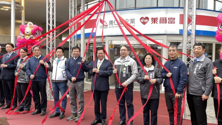 交通部高速公路局25日上午舉行國道1號楊梅休息站開幕典禮，交通部長王國材（左5）、桃園市長鄭文燦（右5）等人出席剪綵。（高公局提供）